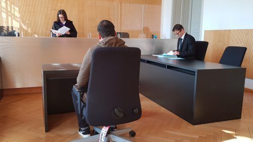 Der Angeklagte hatte seine teilbedingte Haftstrafe bereits verbüßt und konnte nach der Verhandlung nach Hause gehen.  eckert