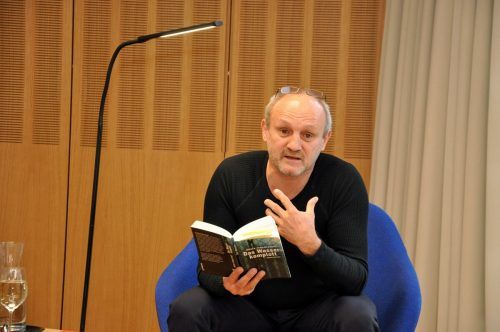 Der Autor gab Kostproben aus seinem Krimi „Das Wasserkomplott“. lcf