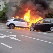 Autos nach Kollision in Flammen