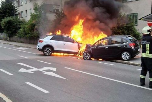 Der Brand griff nach dem Unfall von einem Pkw auf den anderen über. An beiden Fahrzeugen entstand Totalschaden. feuerwehr Bregenz Vorkloster