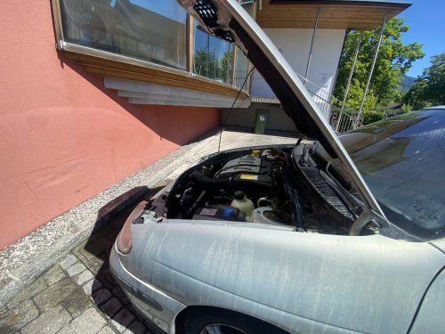 Der Brand im Motorraum konnte von einem Zahnarztpatient, der zufällig Feuerwehrmann ist, eingedämmt werden.  vol.at/Mayer