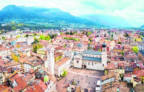 Der Dom und der große Domplatz prägen die Altstadt von Trento. Shutterstock