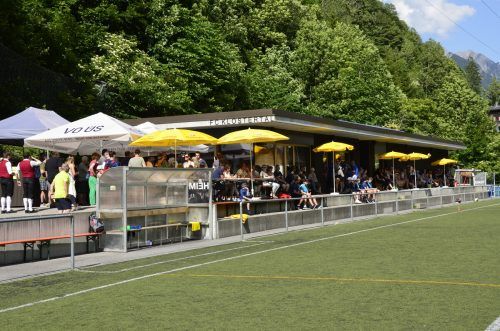 Der FC Klostertal und seine Fans freuen sich über das neue Clubheim. DOB