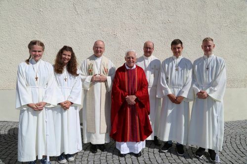 Der Jubilar Eugen Giselbrecht flankiert von Bischof Benno Elbs und Dekan Hubert Ratz sowie den Ministrantinnen und Ministranten. mam/2