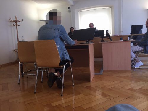 Der junge Mann wurde beim Mogeln bei der Führerscheinprüfung erwischt und fand sich am Bezirksgericht wieder. vn/gs