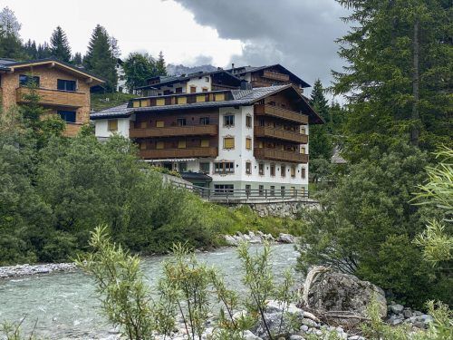 Der jüngste Verkauf einer Beherbergungsimmobilie in Lech. Ein deutscher Investor hat 13,75 Millionen Euro für die Spullersee-Appartements bezahlt. VN/Paulitsch
