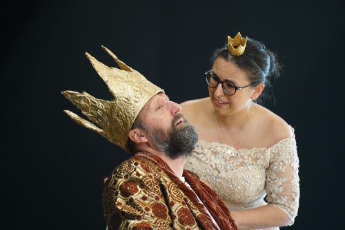 Der König will seine Macht nicht abgeben, selbst nach vier Jahrhunderten der Regentschaft hat er sich noch nicht entschieden zu sterben. theaterverein bizau/Ludwig berchtold