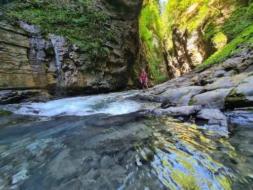 Der Name „Üble Schlucht“ resultiert aus früheren Zeiten, als Holz-Flözer die Frutz als Transportweg für ihre Holzstämme nutzten und diese Engstelle nur schwer passieren konnten. Oliver Ihring