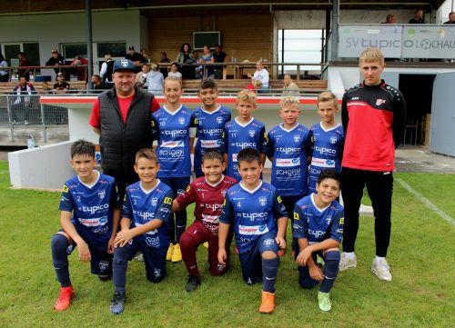 Der neue Nachwuchsleiter des SV typico Lochau, Christian Ill, mit seinen Jungs und Mädels vom U11-Team und Co-Trainer Niklas Ill. bms/2