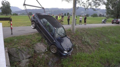 Der Pkw musste mittels Kran geborgen werden. m. shourot