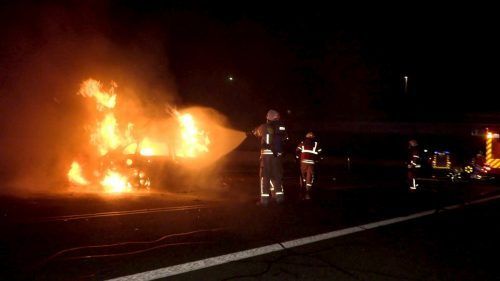 Der Pkw stand in Vollbrand. Nach dem Löscheinsatz barg die Feuerwehr den Leichnam der Frau.   m. shourot