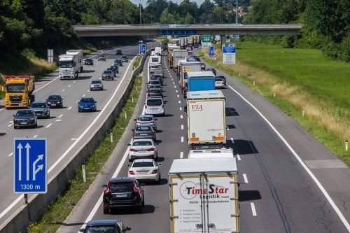 Der Rückstau am Mittwochnachmittag auf der Rheintalautobahn in Fahrtrichtung Deutschland reichte bis nach Dornbirn-Süd zurück. vn/steurer
