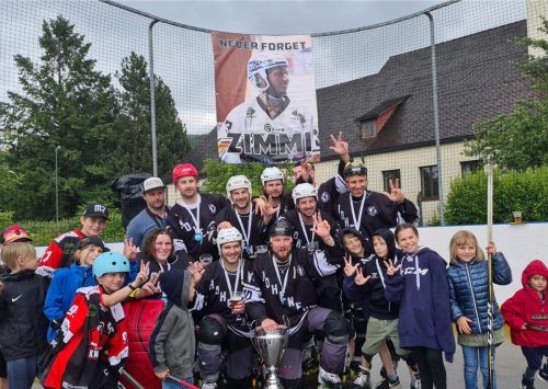 Der SC Hohenems mit Coach Thomas Auer sicherte sich die Meistertrophäe beim Inlineturnier in Feldkirch. 