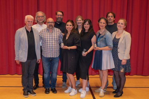 Der Theaterverein Bizau feierte nach der gelungenen Premiere.