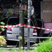 Auto rast in Menschenmenge