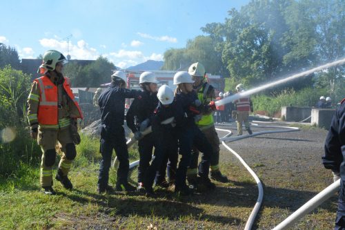 Der Wasserstrahl ist stark, da braucht es mehrere Feuerwehrler, um dagegenhalten zu können.  bvs (4)