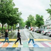 Zebrastreifen in Regenbogenfarben