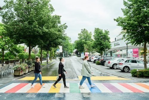 Der Zebrasteifen vor dem Kirchplatz soll dauerhaft in Regenbogenfarben erstrahlen. Gde
