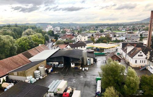 Deuring Chemie in Hörbranz beliefert rund 250 Stammkunden, auf das Neukundengeschäft verzichte man angesichts der Engpässe derzeit.  FA