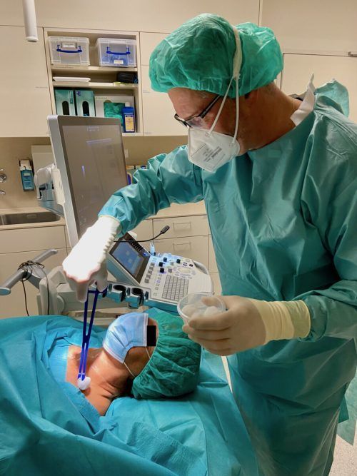 Die Aufnahme zeigt die Vorbereitung einer Patientin für den Eingriff.