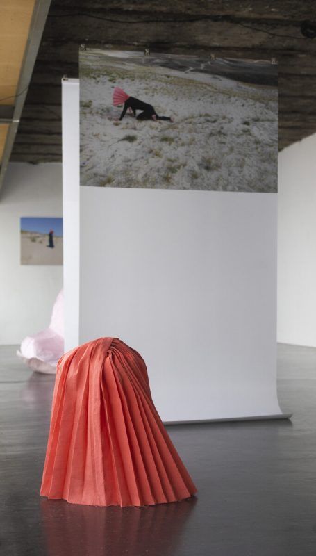 Die Ausstellung umfasst Fotoarbeiten und Skulpturen.  VN/Paulitsch