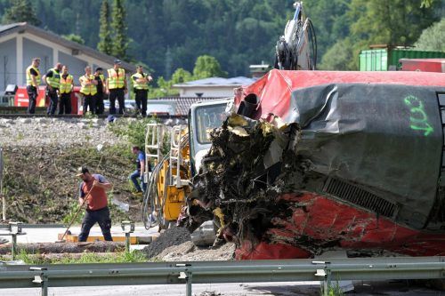 Die Bahn arbeitet an den Vorbereitungen zum Abtransport eines Waggons.  AFP