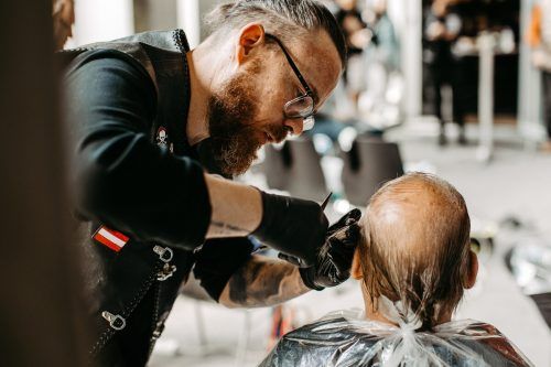 Die Barber Angels führen ihre Aktionen immer in Lederkluft durch, das soll helfen, Hemmungen zu nehmen.  Barber Angels