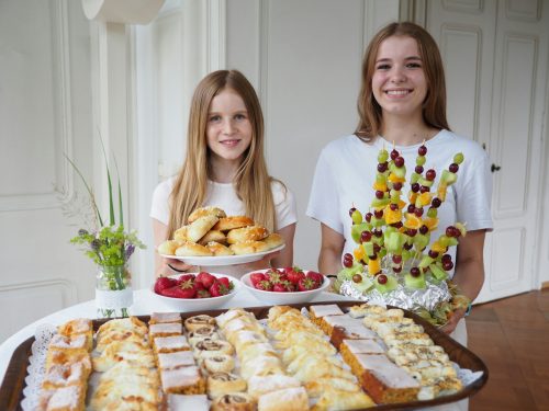 Die beiden Fachschülerinnen Ida Friedmann und Ida Hofer beim Buffet.