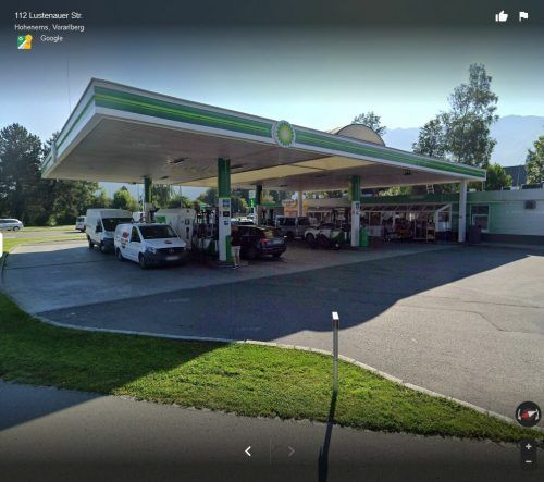Die beiden Jugendlichen wurden kurz nach Verlassen der Tankstelle an der Lustenauerstraße von Unbekannten heimgesucht.  screenshot