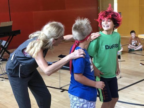 Die beiden Lausbuben sorgten mit ihren Streichen für viele Lacher bei den interessierten Schülern der Volksschule Tschagguns. STR