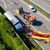 Reifenplatzer: Lkw rasiert  Leitschiene ab