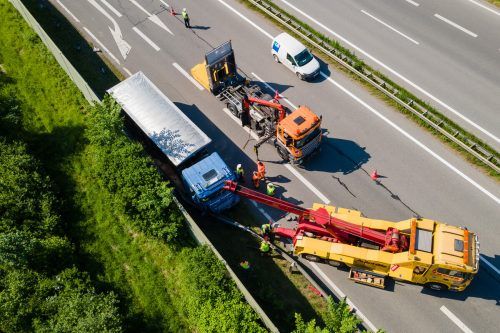 Die Bergung des Lkw gestaltete sich enorm aufwendig, der rechte Fahrzeugsteifen musste gesperrt werden.  b. hofmeister