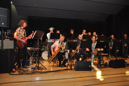 Die BigBand Thüringerberg spielt am Samstag als Vorband der BrassBand Vorarlberg bei Wucher Helicopter in Ludesch auf. HAB