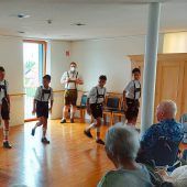 Trachtenjugend im Seniorenheim