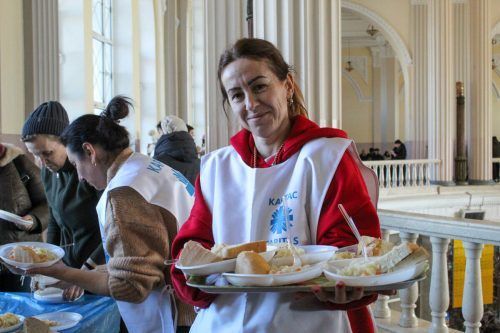 Die Caritas hilft den Menschen vor Ort, wie hier am Bahnhof von Odessa.  Caritas