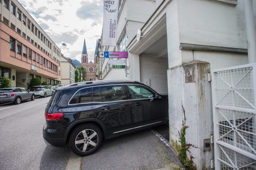 Die Einfahrt in den Parkplatz erfolgt jetzt von der Bergmannstraße aus.