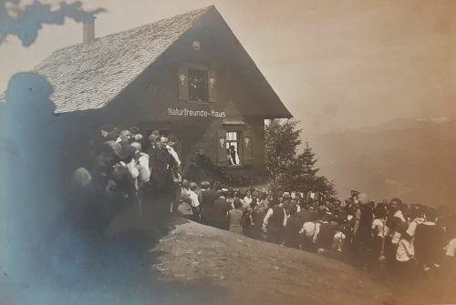 Am 4. Juni 1922 freute man sich über die Eröffnung des Naturfreunde-Hauses auf 1204 Meter.