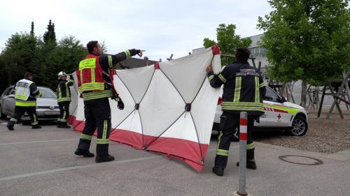 Die Feuerwehr baute einen Sichtschutz an der Unfallstelle auf.  m. shourot