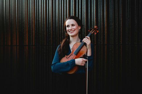 Die Geigerin Lea Birringer unterstützt das Collegium Instrumentale mit ihrem Geigenspiel. birringer/Juliana Paulos