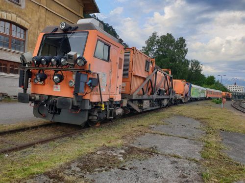 Die Gleisanlagen der ÖBB werden aus Sicherheitsgründen einmal im Jahr mit Herbiziden behandelt. Derzeit ist der Greentracker zwischen dem Arlberg und Feldkirch unterwegs. ÖBB