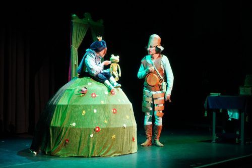 Die Grazer Theatergruppe Asou zeigte vergangenen Freitag auf der Bühne in der Remise eine moderne Version der „Froschkönigin“. Stadt Bludenz