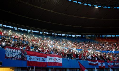 Die Handys der Fußballfans als „Wunderkerzen“ im dunklen Prateroval. Mehr als eine Stunde lang mussten die Zuschauer auf den Rängen bis zum Spielbeginn ausharren. gepa