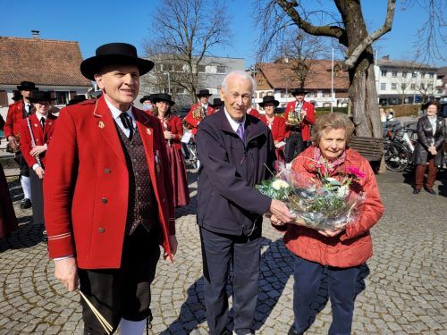 Die Jubelpaare mit Pfarrer Ernst Ritter und Bürgermeister Florian Morscher.  MEK