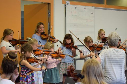 Die jungen Musikerinnen zeigen, was sie in der Musikschule gelernt haben. Musikschule Blumenegg Großes Walsertal