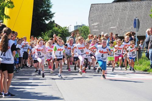 Die Kinder aus einer Volksschulklasse beim geglückten Start. ajk/4