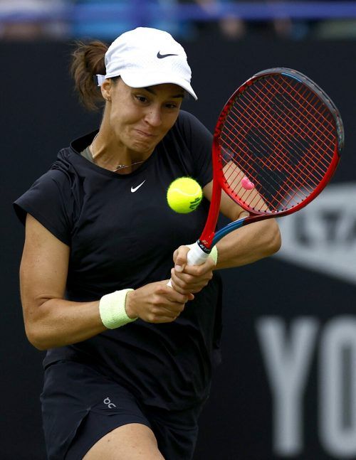 Die Konzentration für das Tennisspiel fällt Anhelina Kalinina schwer. ap