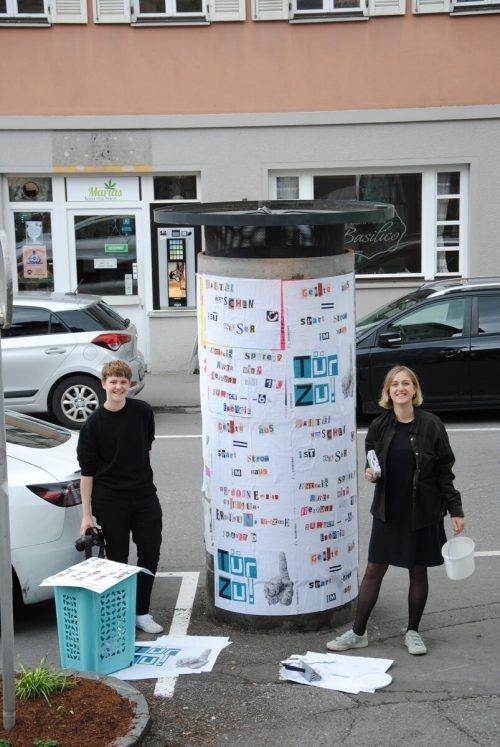 Die Künstlerinnen Milou Gabriel und Johanna Teufel mit der Saumarkt-Säule.