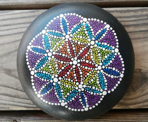 Die Maltechnik, die beim Dot Mandala angewendet wird ist entspannend und meditativ. Christine Marshall