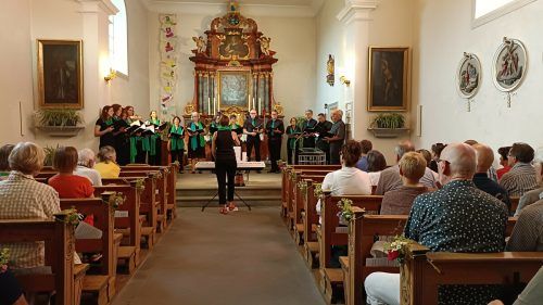 Die Mitglieder des Chors SingKlang füllten die Kapelle Maria Ebene mit ihren Stimmen.  HE