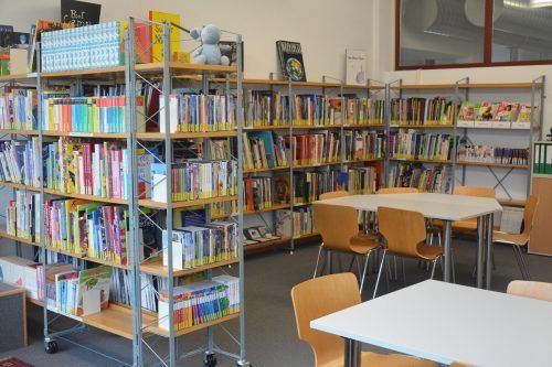 Die Mittelschule Rheindorf hat wahre Schätze an Jugendliteratur.